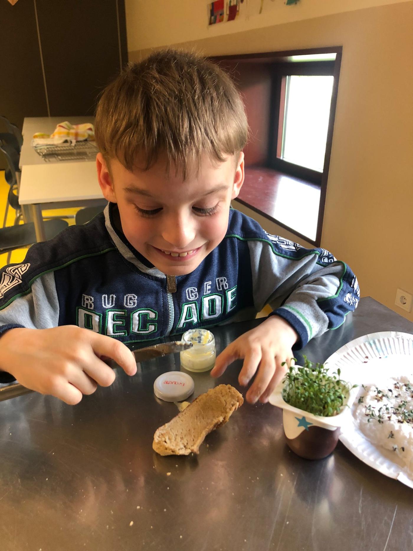 Selbstgemachten Butter auf das Brot streichen