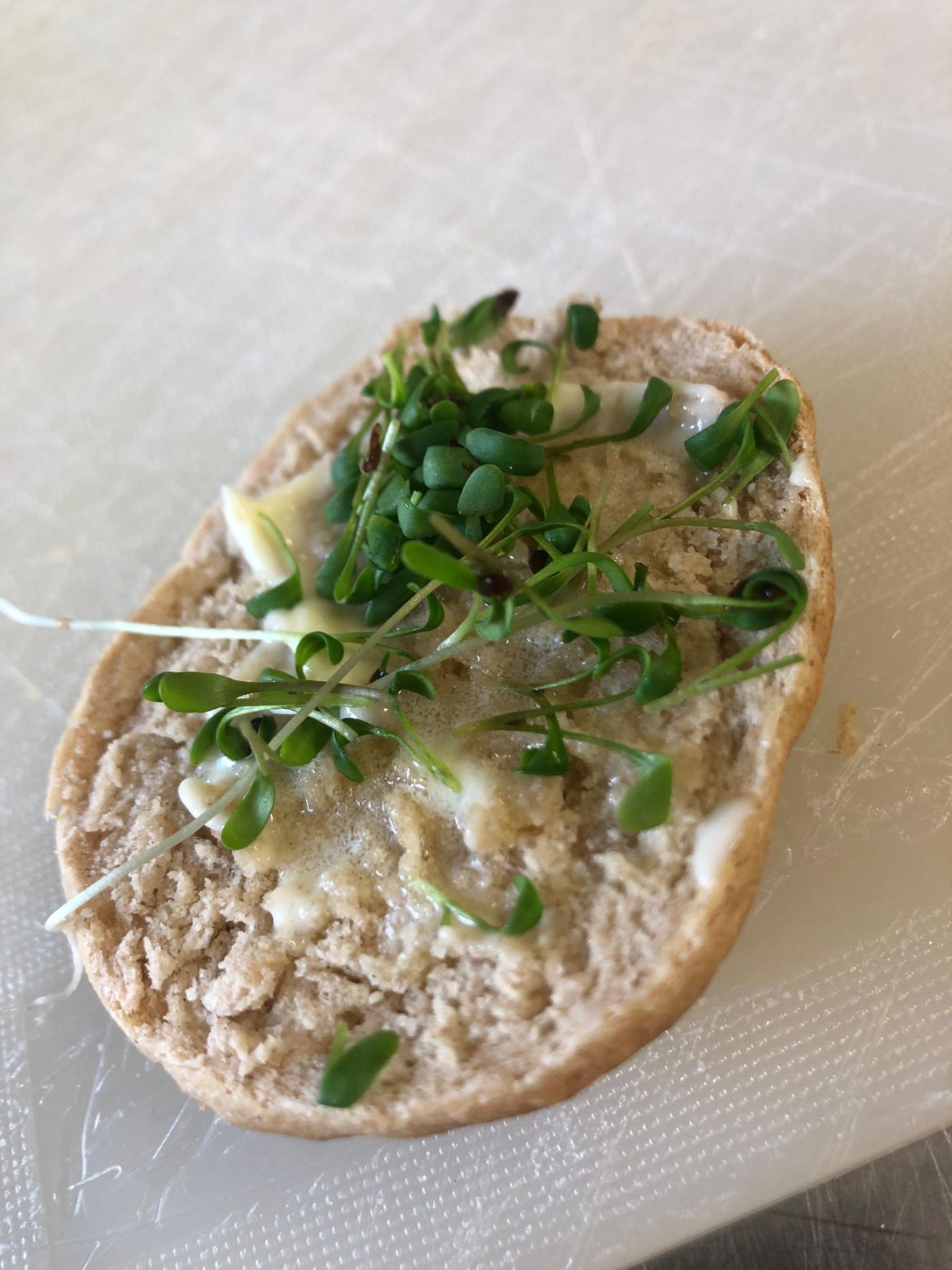 Selbstgemachtes Brot mit Kresse