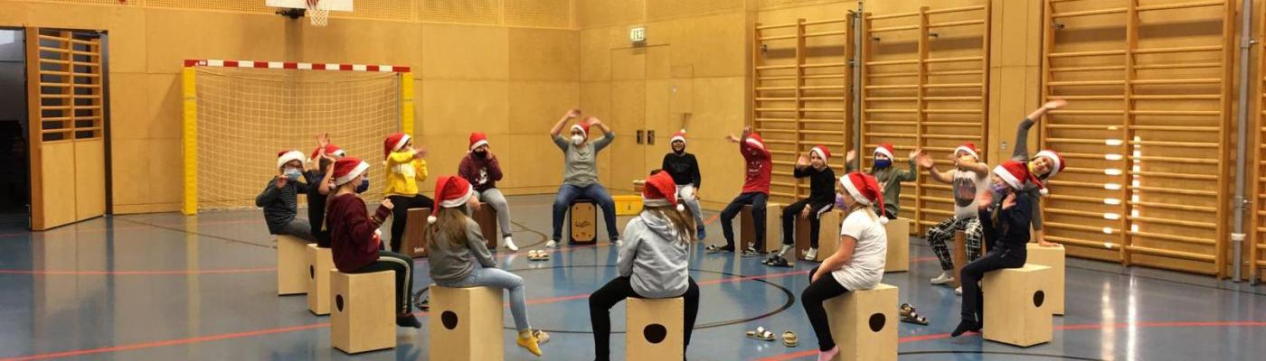 Weihnachtlicher Tanz mit Cajonbegleitung