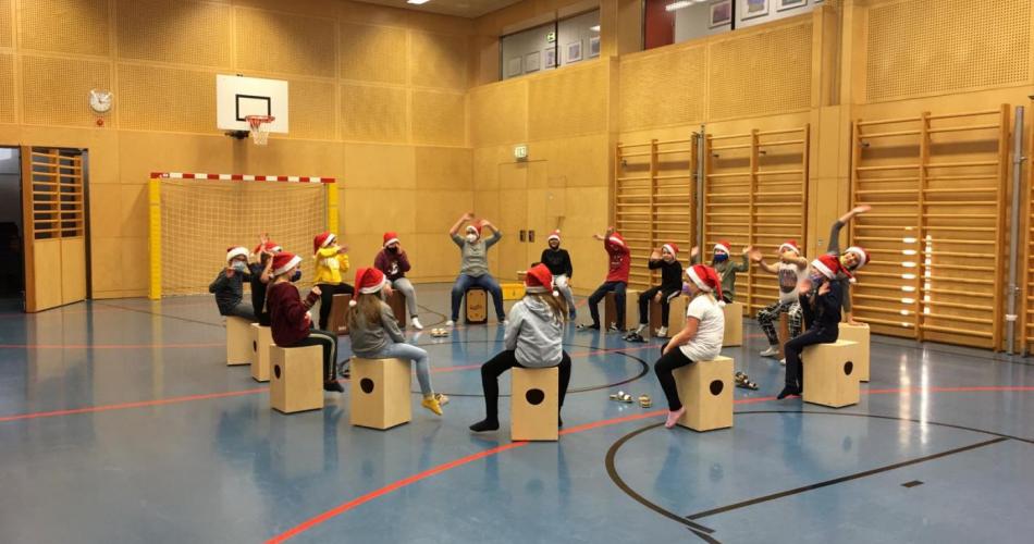 Weihnachtlicher Tanz mit Cajonbegleitung