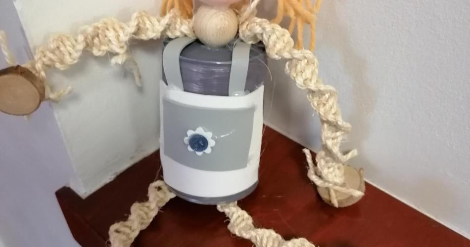 Im Werkunterricht wurden aus Dosen und Schnüren kleine Dosenmomster hergestellt.