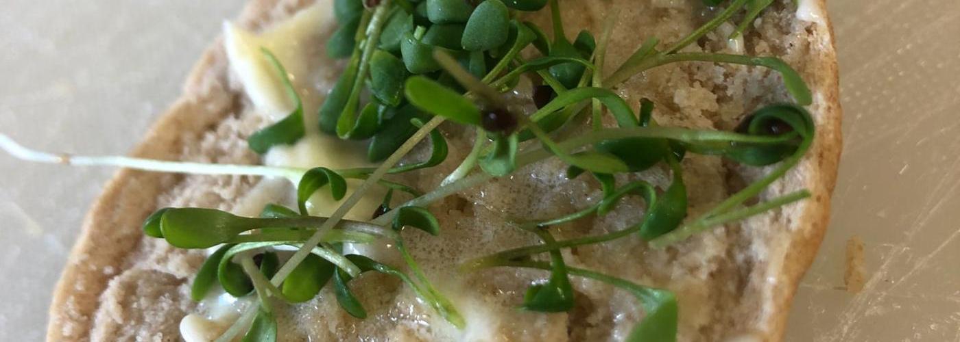 Selbstgemachtes Brot mit Kresse