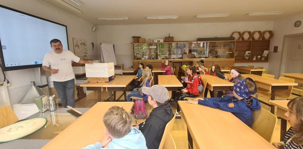 In der Klasse Bienen - Imkerklasse